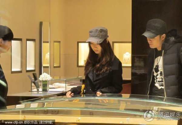 组图：陈赫与嫩模女友逛珠宝店 似好事将近