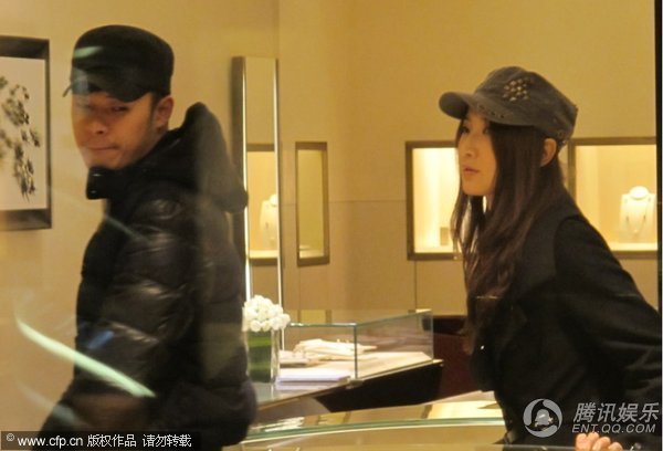 组图：陈赫与嫩模女友逛珠宝店 似好事将近